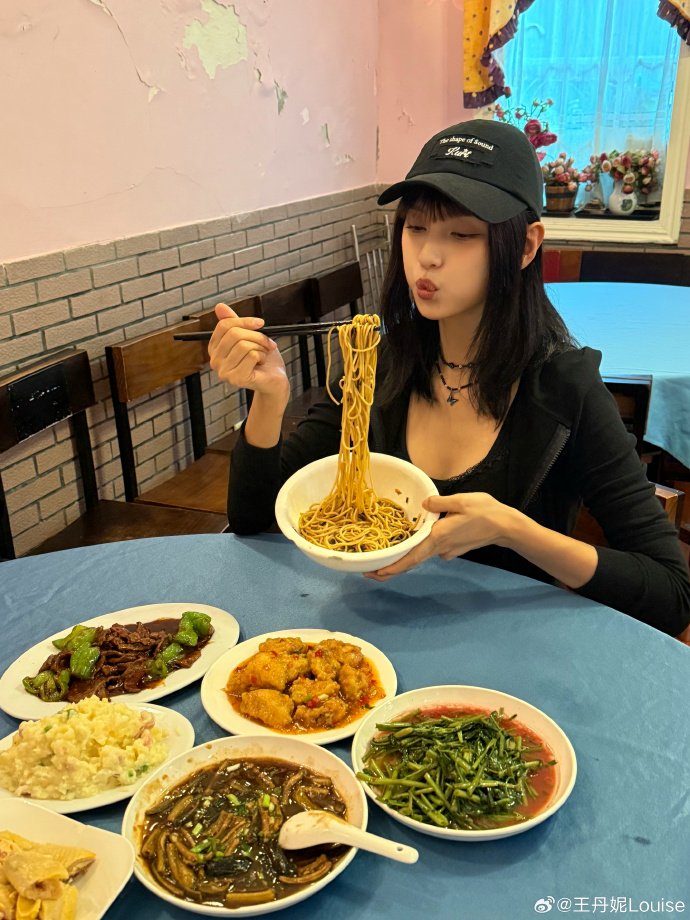 王丹妮很喜欢在社交账号上分享美食