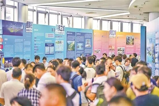 “百万英才汇南粤”2025年N城联动秋季招聘活动吸引了大量毕业生前来求职。刘畅 摄