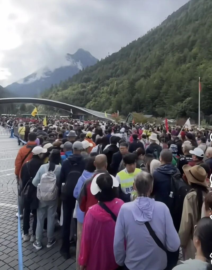 九寨沟景区游客正排队等候。图：南方都市报
