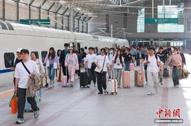 10月2日，旅客在北京北站乘车。记者 贾天勇 摄