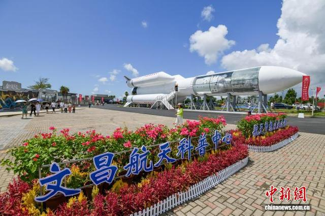 10月3日，国庆假期第三天，海南文昌航天科普中心正在开展压力测试，吸引大批游客预约参观。中新社记者 骆云飞 摄 
