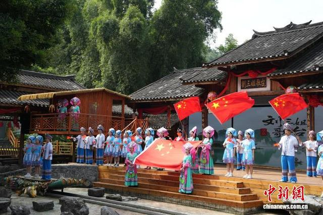 日前，位于广西河池市宜州区的刘三姐故里景区游人如织，藏在山区的壮族山歌文化吸引大量游客探秘。覃懿亭 摄