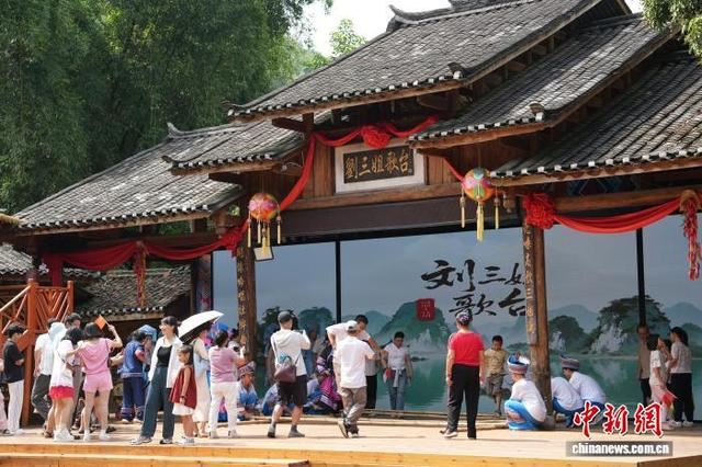 日前，位于广西河池市宜州区的刘三姐故里景区游人如织，藏在山区的壮族山歌文化吸引大量游客探秘。覃懿亭 摄