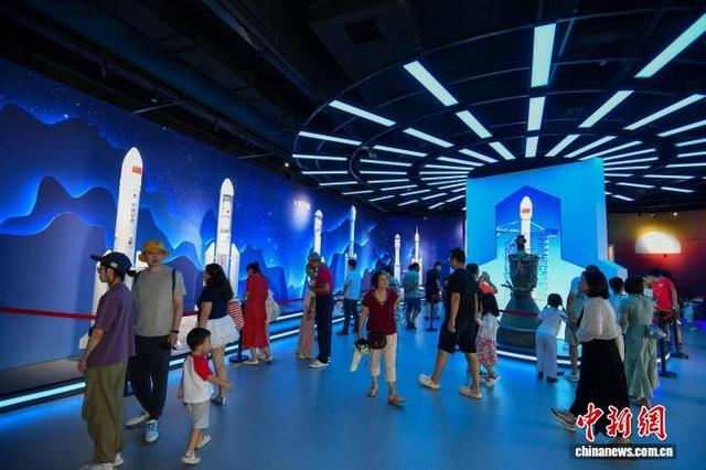 图为展出的多款火箭模型吸引参观者。中新社记者 骆云飞 摄 