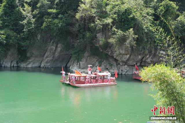 日前，位于广西河池市宜州区的刘三姐故里景区游人如织，藏在山区的壮族山歌文化吸引大量游客探秘。覃懿亭 摄