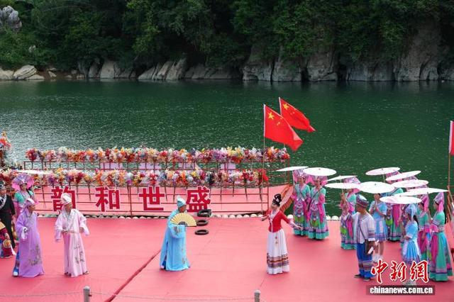 日前，位于广西河池市宜州区的刘三姐故里景区游人如织，藏在山区的壮族山歌文化吸引大量游客探秘。覃懿亭 摄