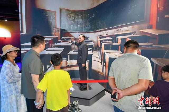 图为展出的中国航天事业奠基人钱学森蜡像吸引参观者。中新社记者 骆云飞 摄 