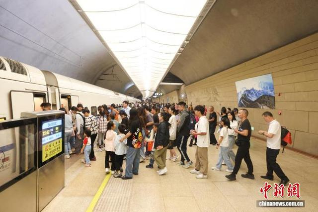 10月2日，旅客在八达岭长城站乘车。记者 贾天勇 摄