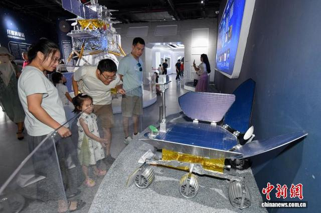 图为展出的祝融号火星车模型吸引参观者。中新社记者 骆云飞 摄 