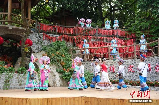 日前，位于广西河池市宜州区的刘三姐故里景区游人如织，藏在山区的壮族山歌文化吸引大量游客探秘。覃懿亭 摄