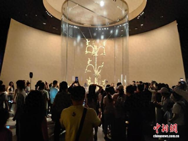 三星堆博物馆内，游客正围着青铜神树拍照。三星堆博物馆供图