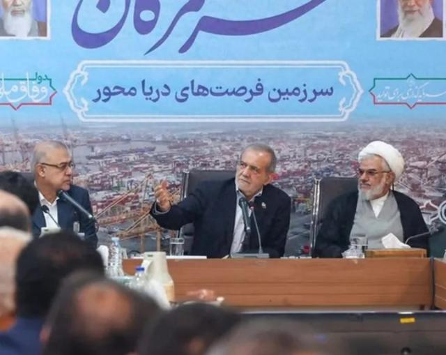 当地时间10月2日，佩泽希齐扬在伊朗南部霍尔木兹甘省一场会议上发表讲话。图源：伊朗国际电视台