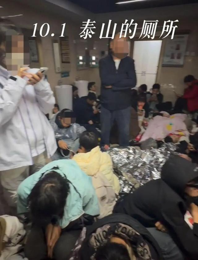 国庆期间，游客登泰山时遇到大雨天，不少人躲在厕所避雨（视频截图）