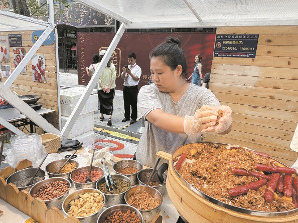             前滩国际美食节  本报记者  张钰芸  摄          