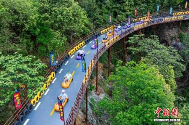 游客在清远古龙峡景区体验“峡道QQ飞车”项目。柳青 摄