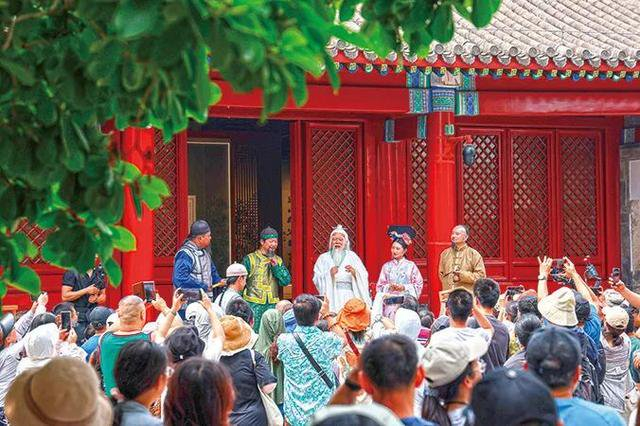 在宣南文化博物馆，导览剧《宣南往士》的演员们正在表演。受访者供图