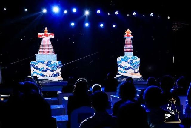 在2024年9月的白塔夜话现场上，公布北海白塔和白塔寺白塔的光影特效图案。受访者供图