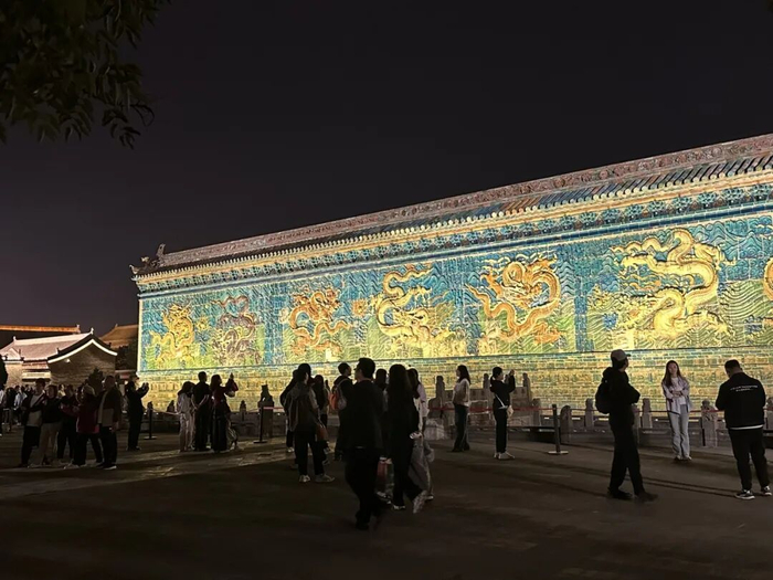 游客在大同古城墙景区参观九龙壁 刘怡鹤摄