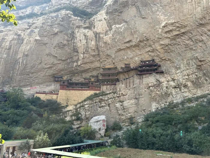 游客排队登临悬空寺 刘怡鹤摄