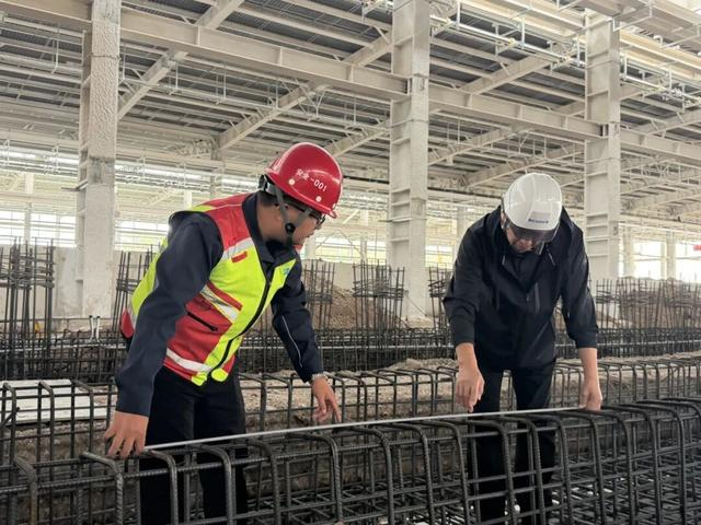 建设和施工单位紧盯现场的安全质量/记者拍摄