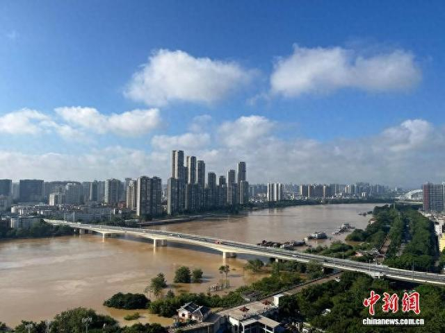 图为10月4日9时拍摄的南宁邕江北大桥河段。揭浩秋 摄