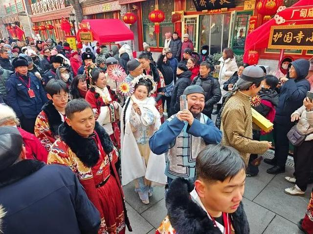 2025年1月，《宣南往士》中的“历史人物”来到琉璃厂厂甸庙会现场，与游客们互动。受访者供图