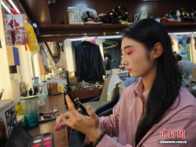 图为演员闫潇正在化妆。党田野 摄