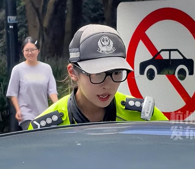 执勤中的李语蔚。图源：杭州发布