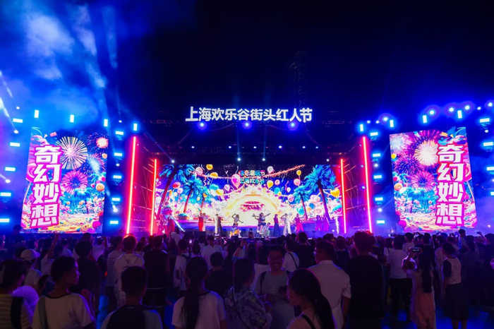 游客观看演职人员表演。澎湃新闻记者 朱伟辉 图