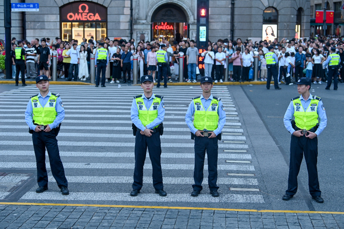 民警在现场维持秩序。澎湃新闻记者 朱伟辉 图
