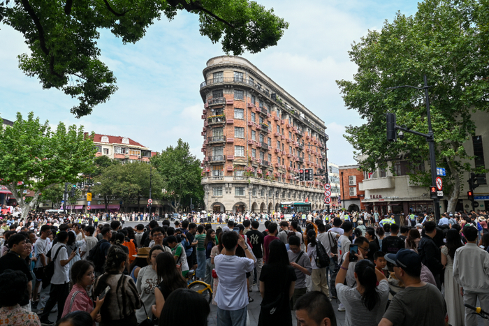 2025年10月2日，上海，武康大楼迎来大客流。澎湃新闻记者 朱伟辉 图