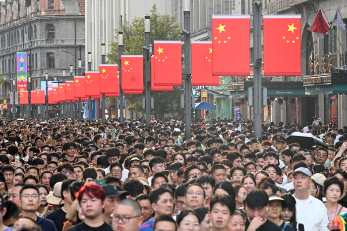 2025年10月2日，上海，南京东路外滩迎来大客流。澎湃新闻记者 朱伟辉 图
