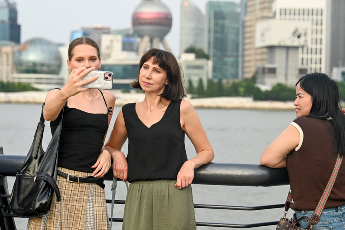 两位外国游客和东方明珠自拍。澎湃新闻记者 朱伟辉 图