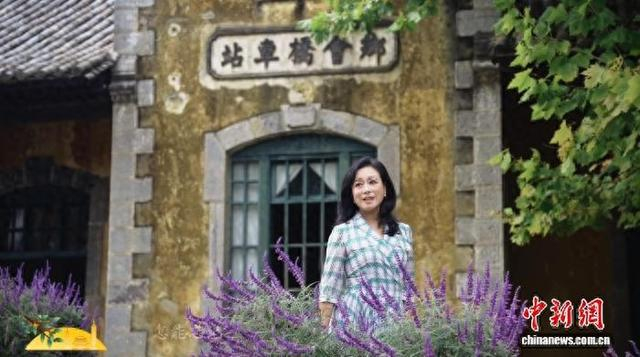 云南师范大学硕士生导师、云南省音乐家协会副主席何纾在建水乡会桥车站献唱《乡恋》。视频截图
