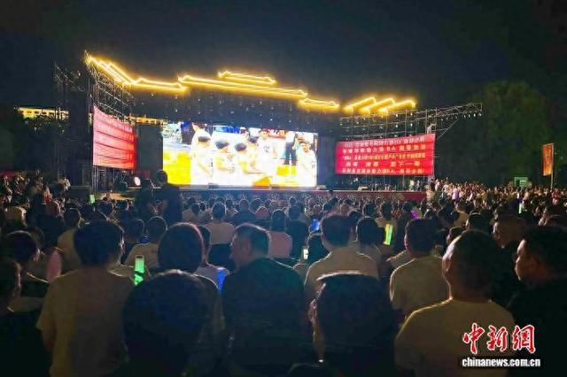 国庆假期，民众在第二观赛点观看“浙BA”比赛。周翔 摄