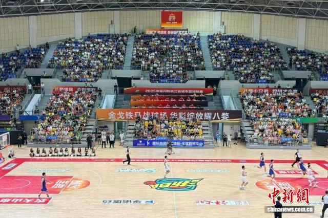 国庆假期，“浙BA”比赛现场气氛火热。张煜欢 摄
