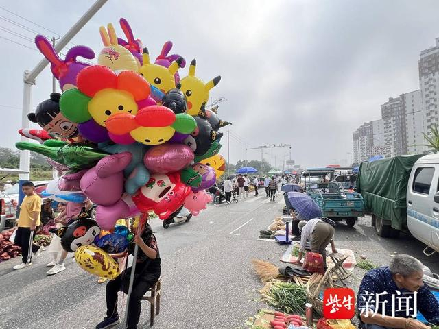 现场的热闹氛围。 薄云峰 摄