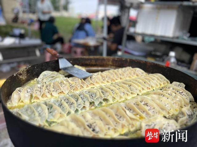 美食琳瑯满目。 薄云峰 摄