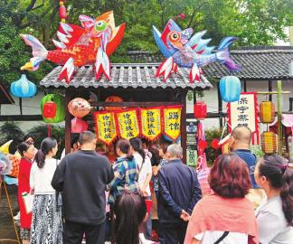 　　③10月4日，南充阆中古城贡院广场非遗市集现场，游客踊跃参与“背诵古诗赢非遗产品”活动。梁德 摄（C视觉）