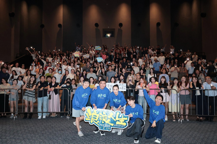 《浪浪人生》上海路演现场。前排从左至右：韩寒、蔡崇达、刘雪华、范丞丞、付航