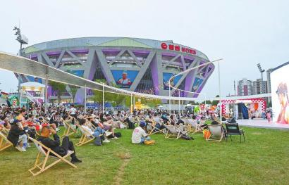 　　10月1日，中国网球公开赛期间，球迷在国家网球中心内的大屏前观看比赛。新华社记者 杜昕怡 摄