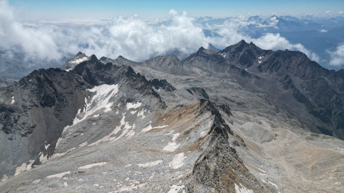 积雪融化之后的达古冰川