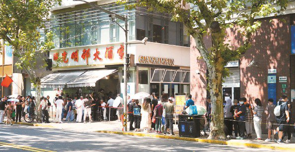             今天10时40分，淮海路光明邨门口，市民排长队买鲜肉月饼 本版摄影  记者  张龙          