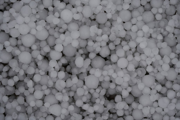 一场冰雹之后，冰川观景台上留下一层豌豆般大的冰雹