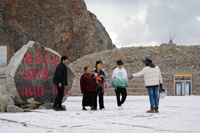 赏雪效果不佳，夏季是达古冰川的旅游淡季