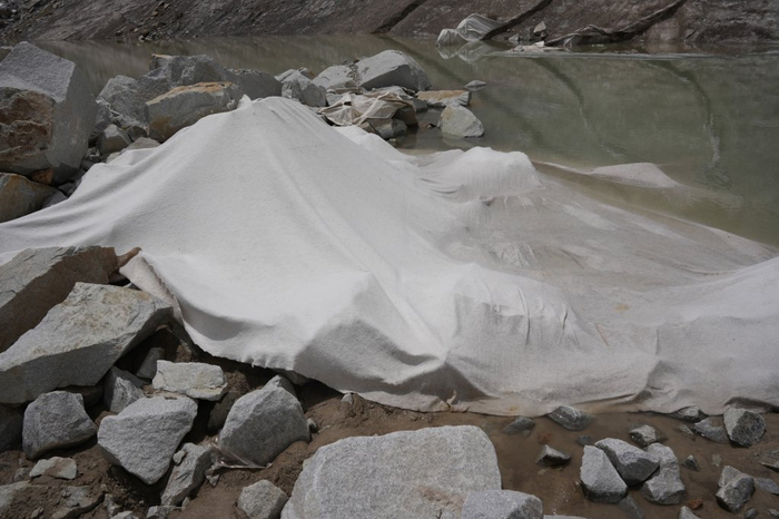 冰川退缩之后，留下的实验土工织物