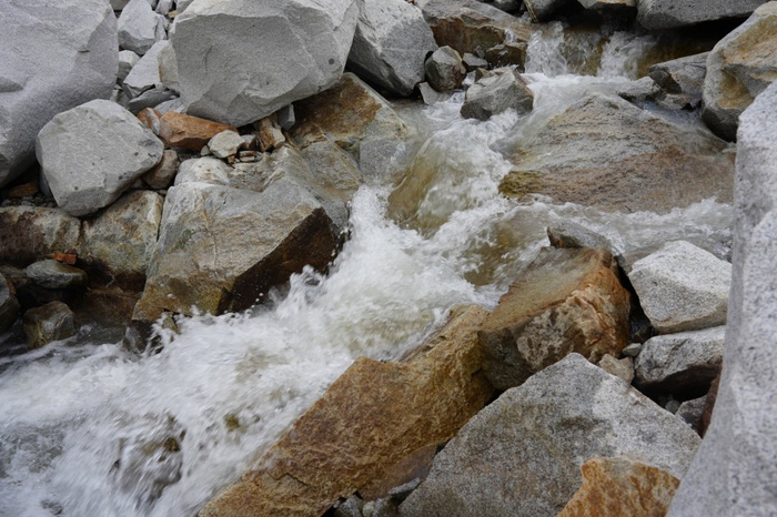 冰川融化之后形成的小溪