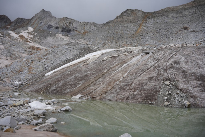 DGL17号冰川末端的湖泊越来越大