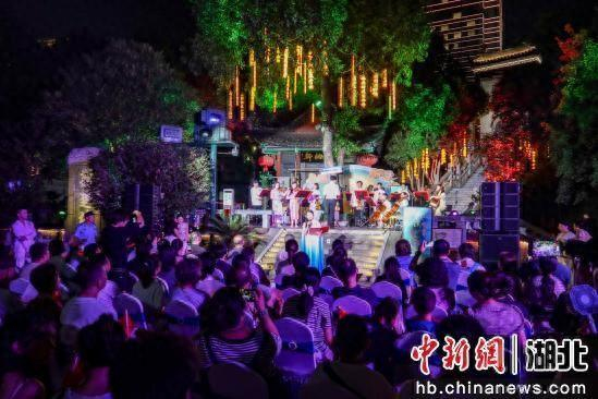图为2025年晴川阁中秋诗会现场。吴淘淘 摄