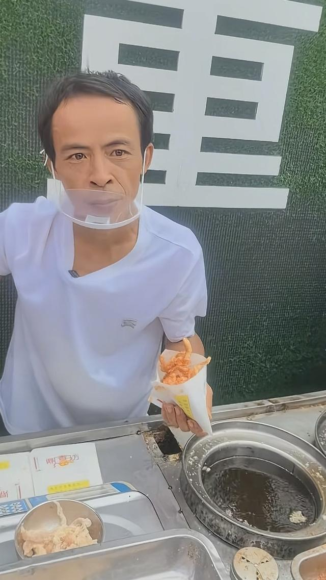 “鸡排哥”在认真倾听顾客提出的要求。社交媒体截图
